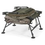 Pat pescuit Nash Indulgence HD40 Sleep System Wide Camo + Sac de dormit - vedere din alt unghi